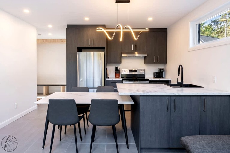 Vacation Rentals (Canada, --, --)