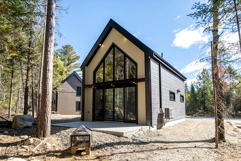 Charming Woodland Mini-Chalet Retreat Near Chute-à-Bull Park in St-Côme, Quebec