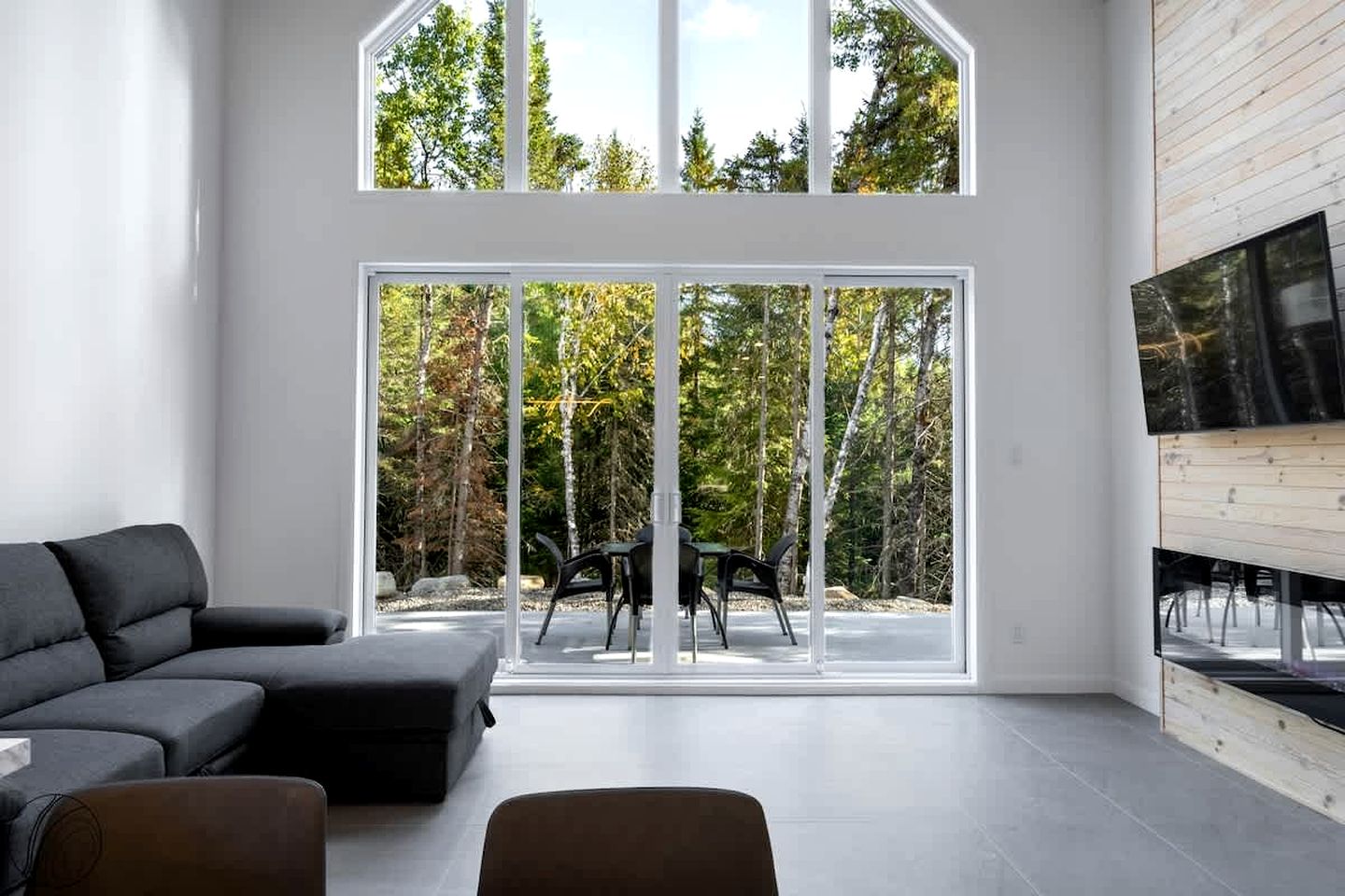 Charming Woodland Mini-Chalet Retreat Near Chute-à-Bull Park in St-Côme, Quebec