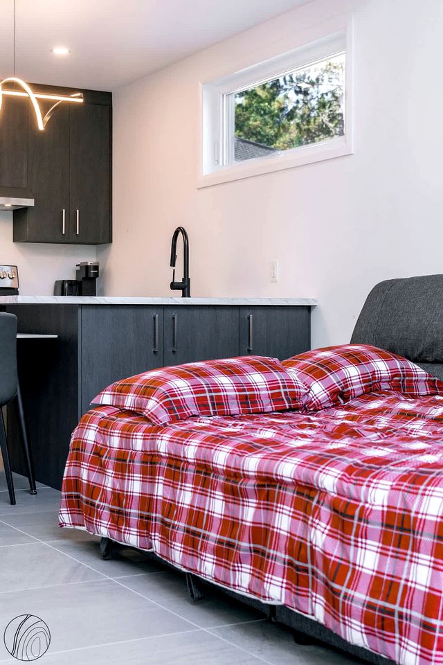 Charming Woodland Mini-Chalet Retreat Near Chute-à-Bull Park in St-Côme, Quebec