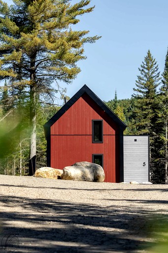 Cozy Mini-Chalet Retreat Steps from Chute-à-Bull Park in St-Côme, Quebec