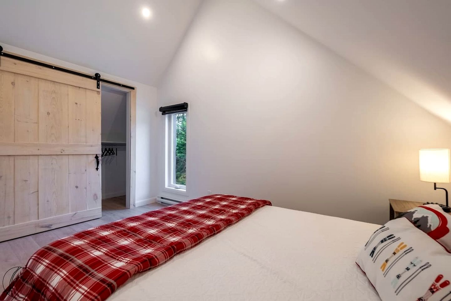 Cozy Mini-Chalet Retreat Steps from Chute-à-Bull Park in St-Côme, Quebec