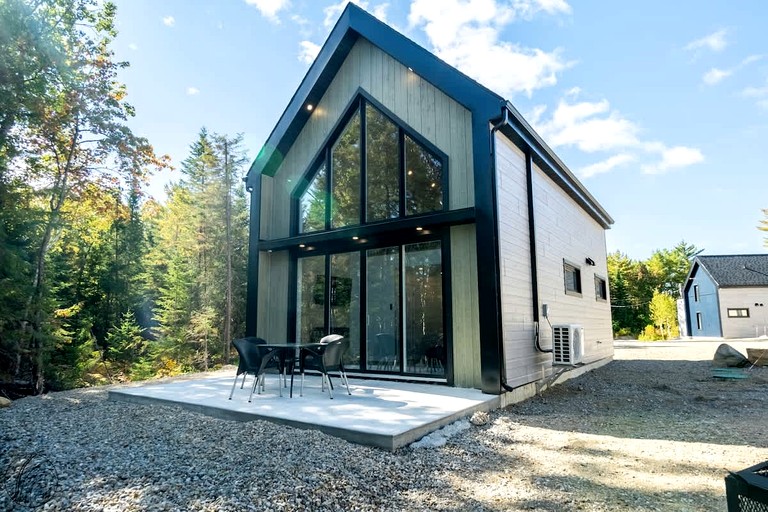 Scenic Riverside Mini-Chalet with Spa Near Chute-à-Bull Park, St-Côme Quebec