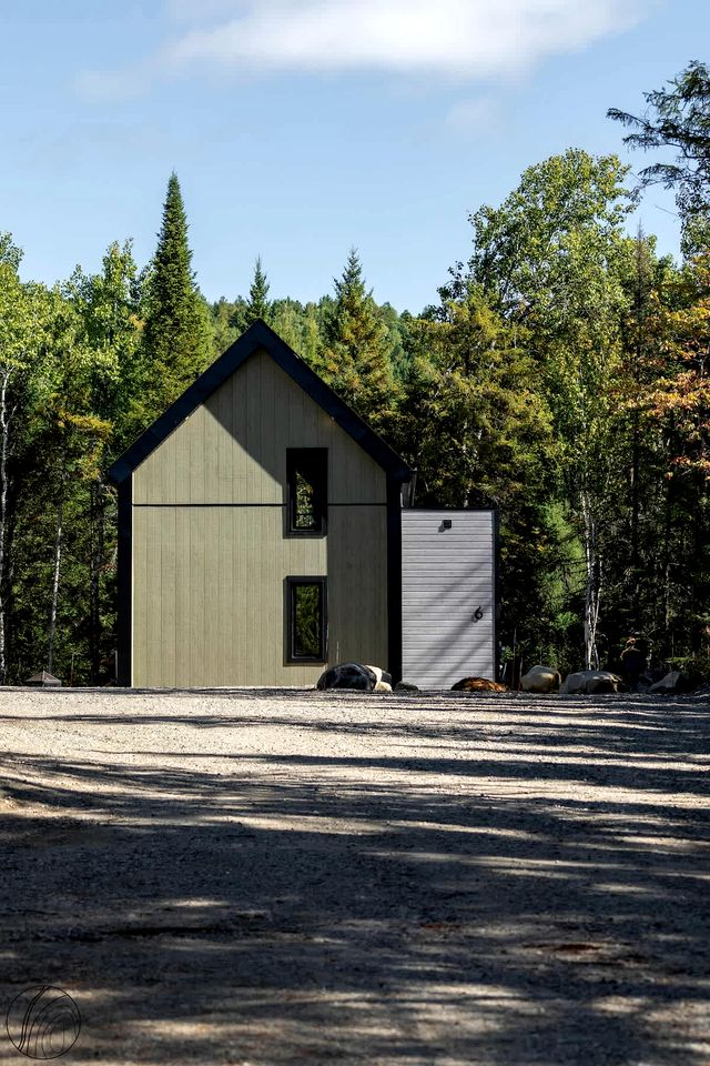 Scenic Riverside Mini-Chalet with Spa Near Chute-à-Bull Park, St-Côme Quebec