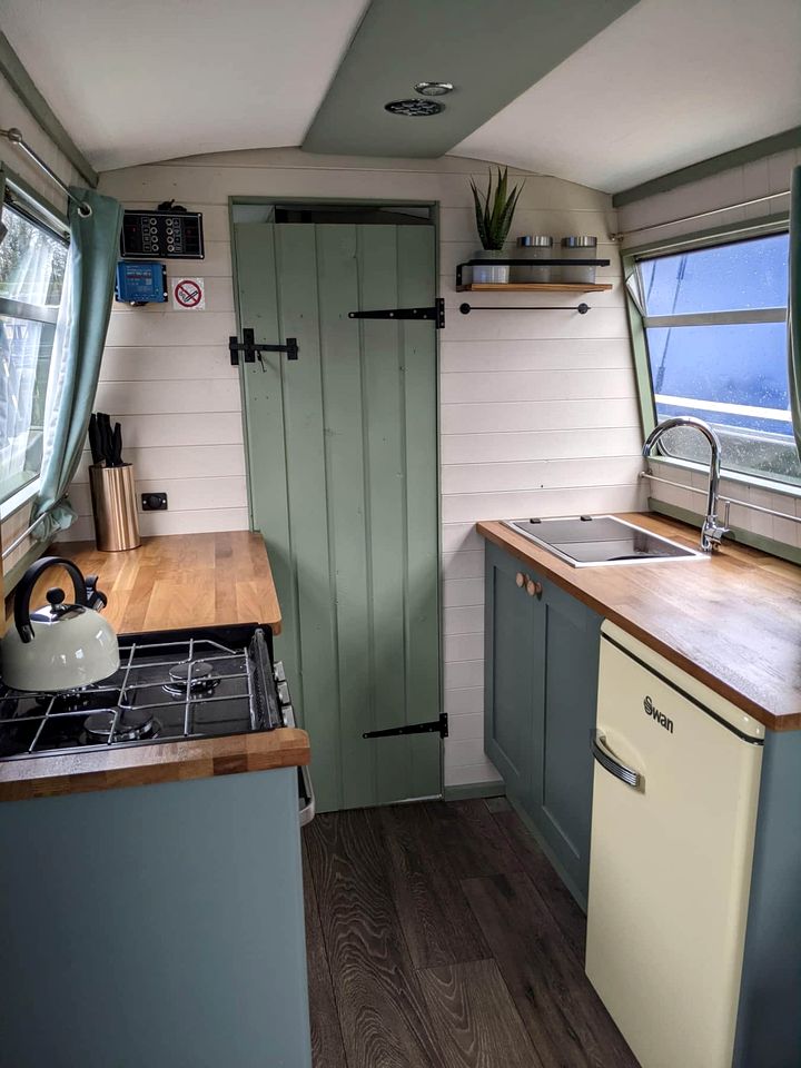 Charming and Fully Equipped Narrow Boat Cruiser for a Unique Weekend on the Water, Tring, England