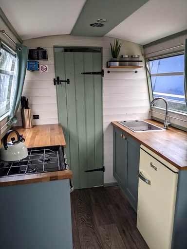 Floating Homes (United Kingdom, Tring, England)