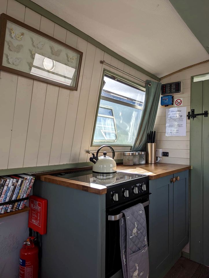 Charming and Fully Equipped Narrow Boat Cruiser for a Unique Weekend on the Water, Tring, England
