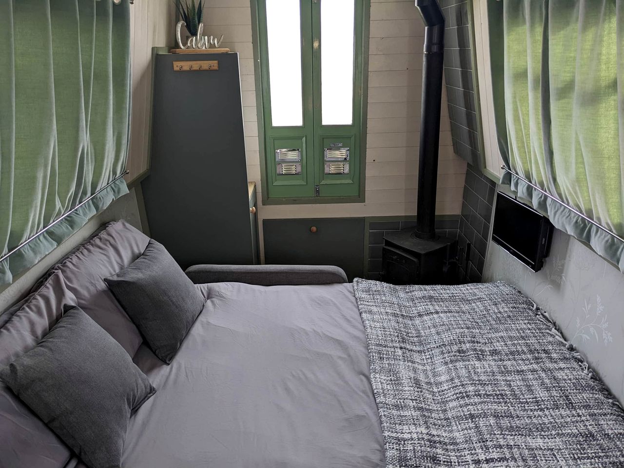 Charming and Fully Equipped Narrow Boat Cruiser for a Unique Weekend on the Water, Tring, England