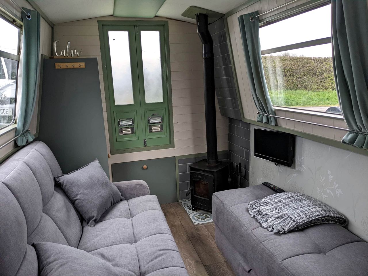 Charming and Fully Equipped Narrow Boat Cruiser for a Unique Weekend on the Water, Tring, England