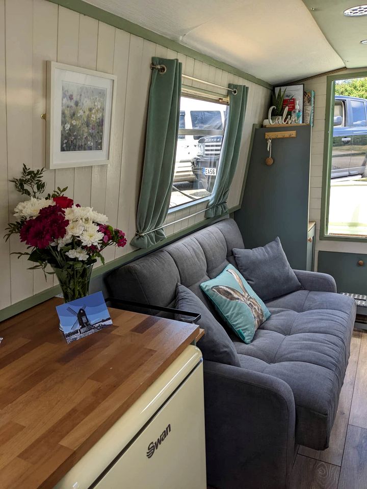 Charming and Fully Equipped Narrow Boat Cruiser for a Unique Weekend on the Water, Tring, England