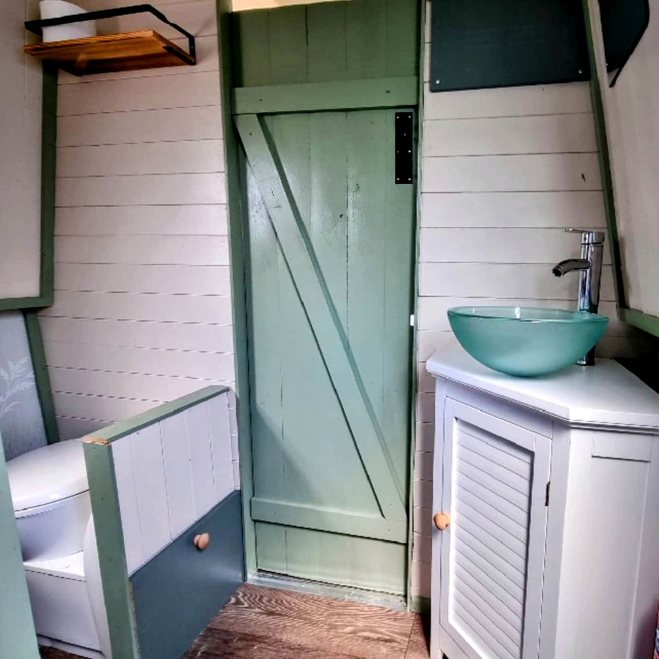 Charming and Fully Equipped Narrow Boat Cruiser for a Unique Weekend on the Water, Tring, England
