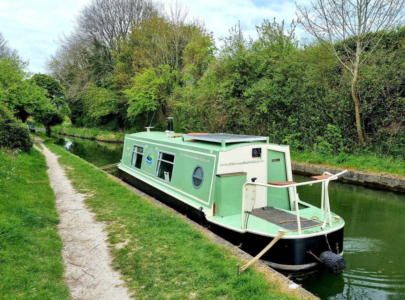 Charming and Fully Equipped Narrow Boat Cruiser for a Unique Weekend on the Water, Tring, England