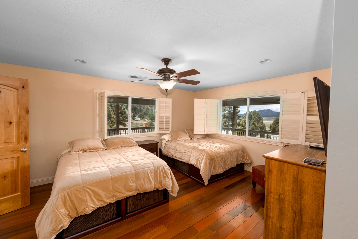 Fantastic Group Cabin with Fireplace and Spacious Game Room in Big Bear City, California
