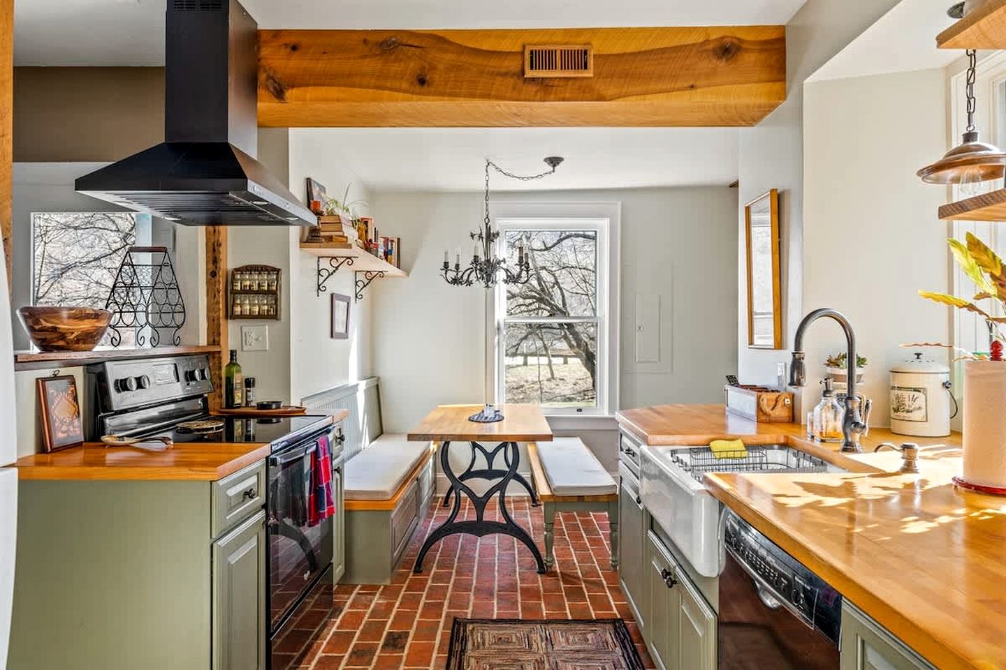 Historic Stone Cottage with Hot Tub and Hammock, Minutes from Downtown Harpers Ferry, West Virginia