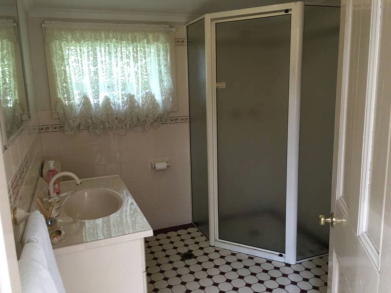 Charming Cottage Rental with Views of the Blue Mountains in Berambing, New South Wales