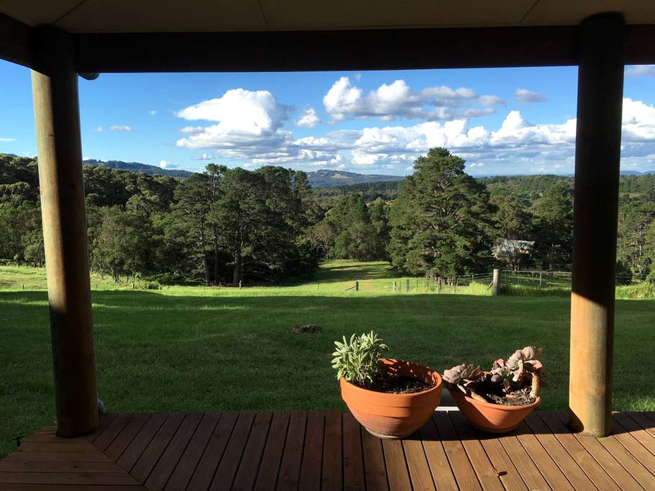 Charming Cottage Rental with Views of the Blue Mountains in Berambing, New South Wales