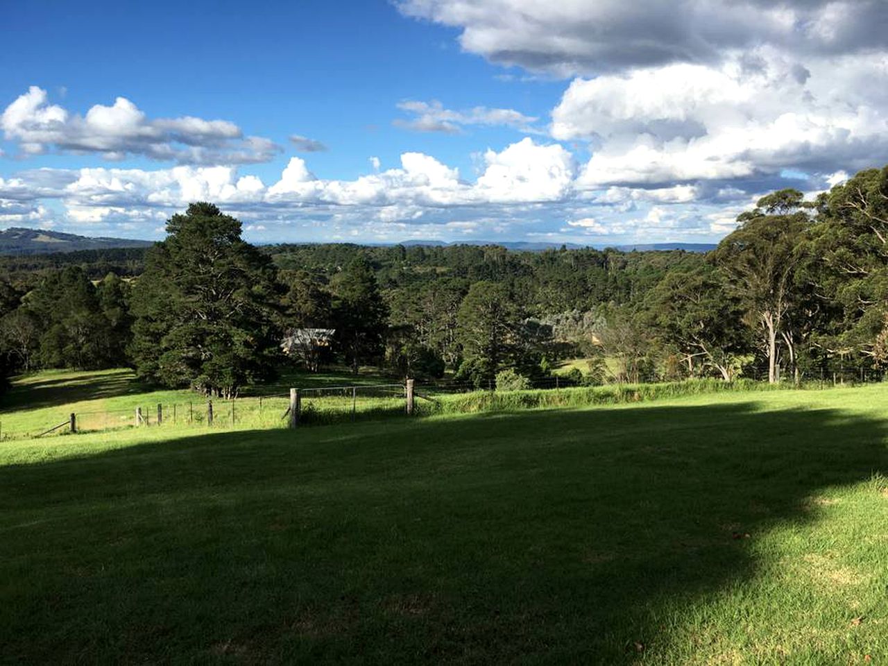 Charming Cottage Rental with Views of the Blue Mountains in Berambing, New South Wales