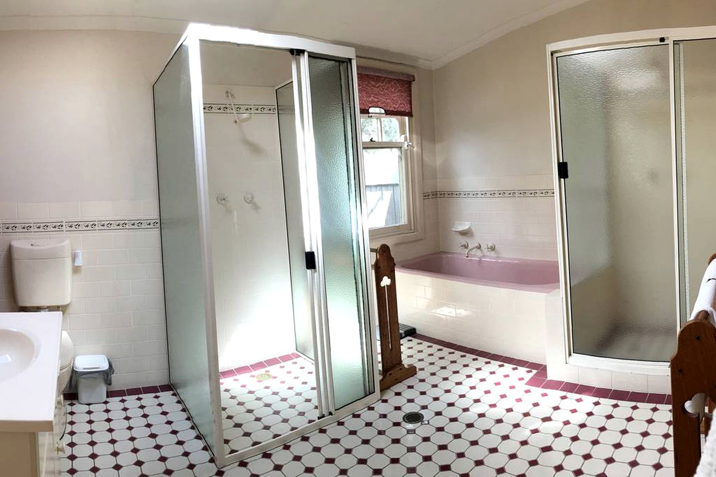 Charming Cottage Rental with Views of the Blue Mountains in Berambing, New South Wales