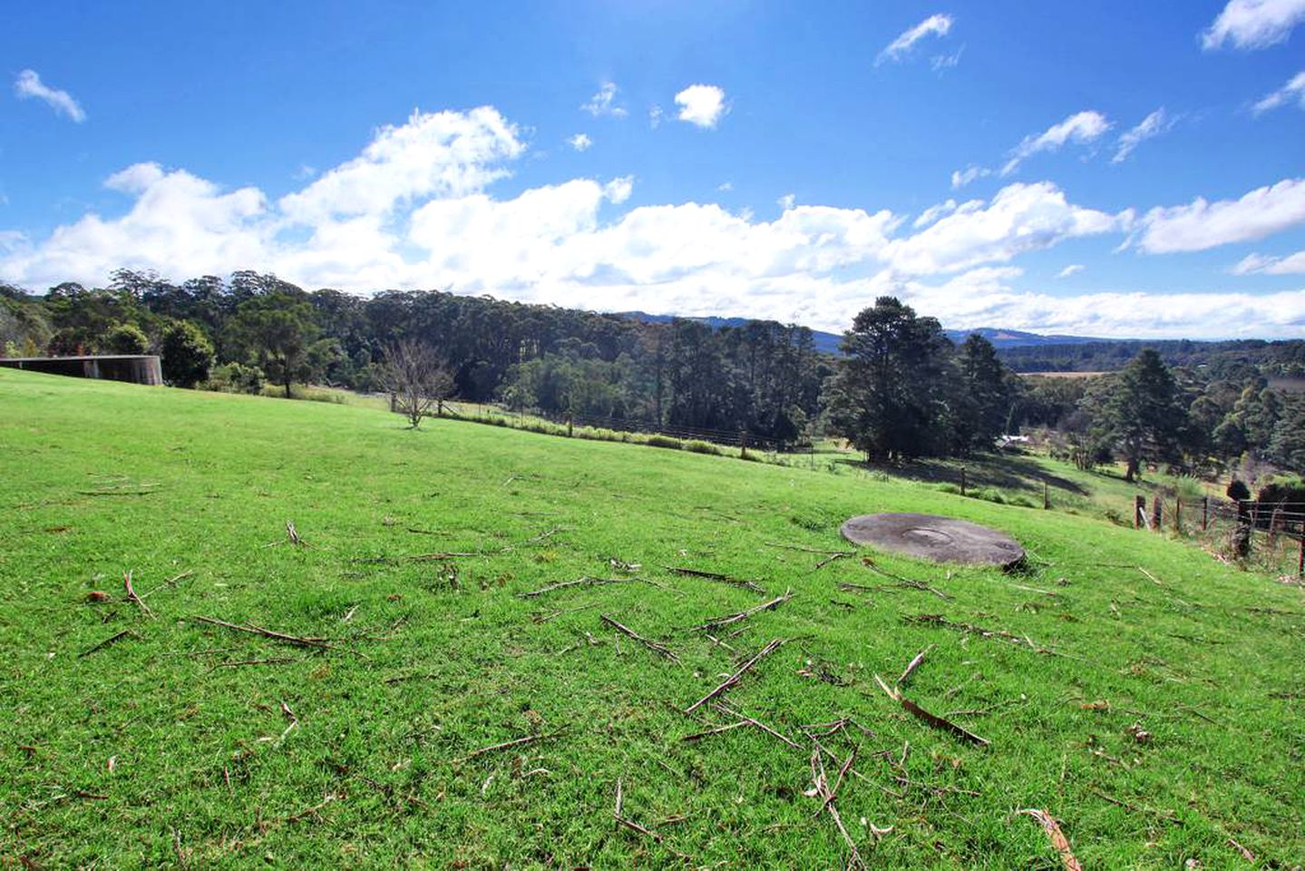 Charming Cottage Rental with Views of the Blue Mountains in Berambing, New South Wales
