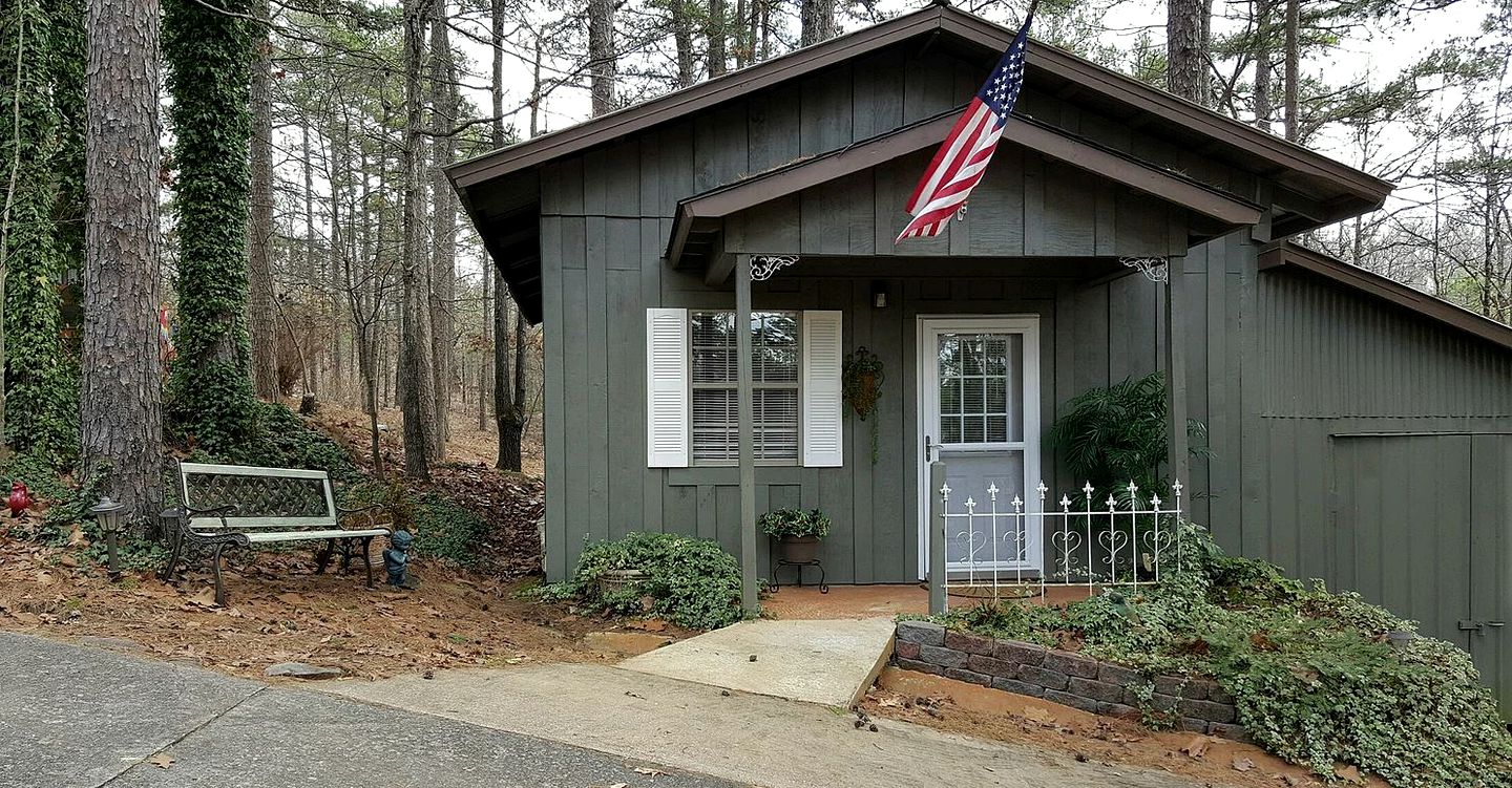 Couples' Cabin with Romantic Screened Porch near Little Rock in Arkansas