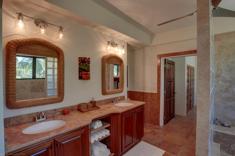 Villas (Belize, Belize City, Belize District)