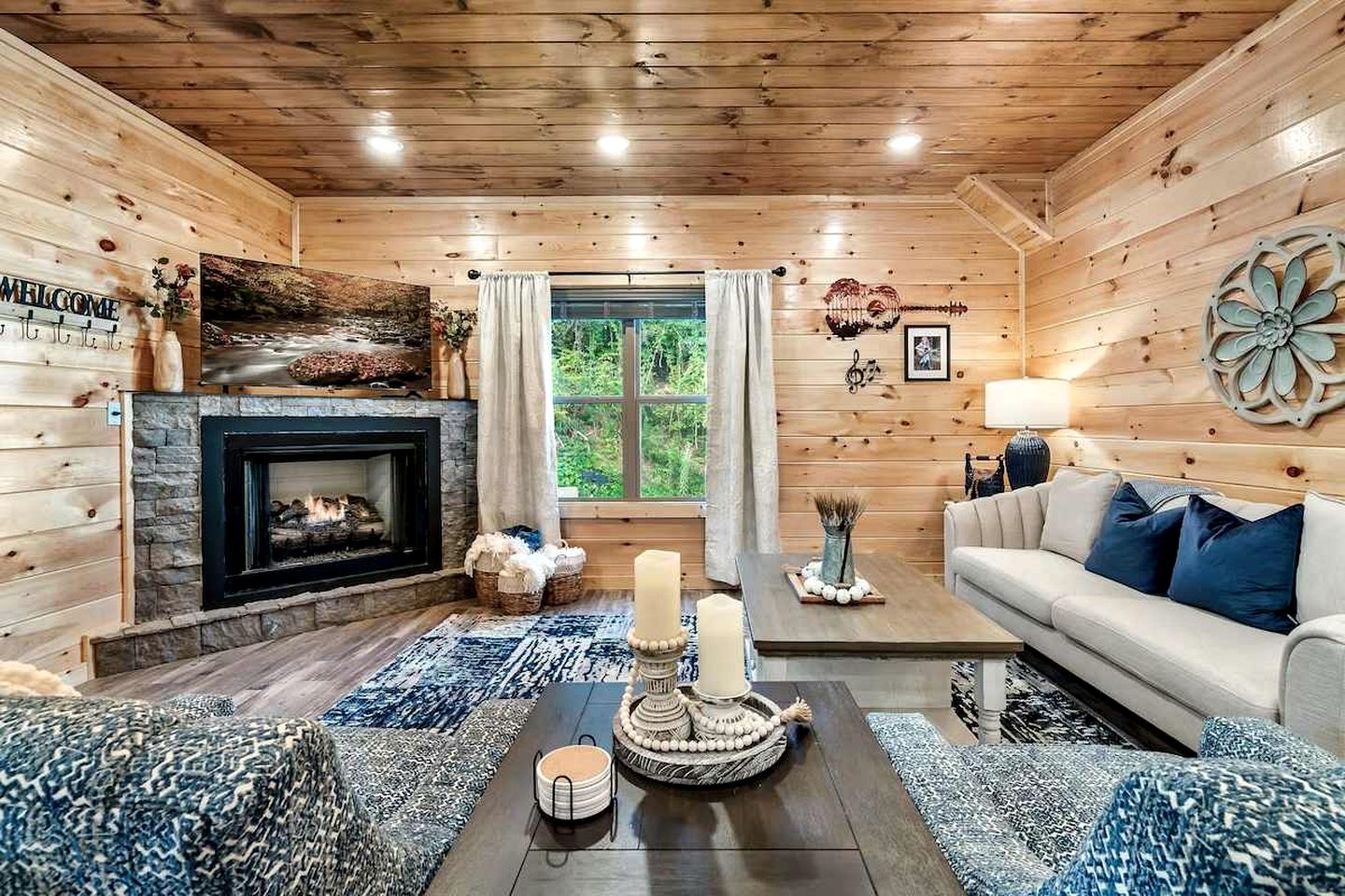 Modern Cabin Retreat with Hot Tub & Game Loft in Pigeon Force, Tennessee