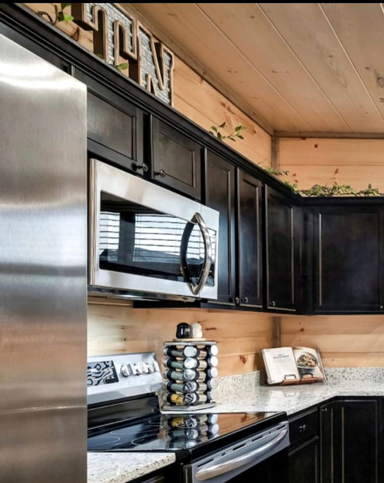 Modern Cabin Retreat with Hot Tub & Game Loft in Pigeon Force, Tennessee