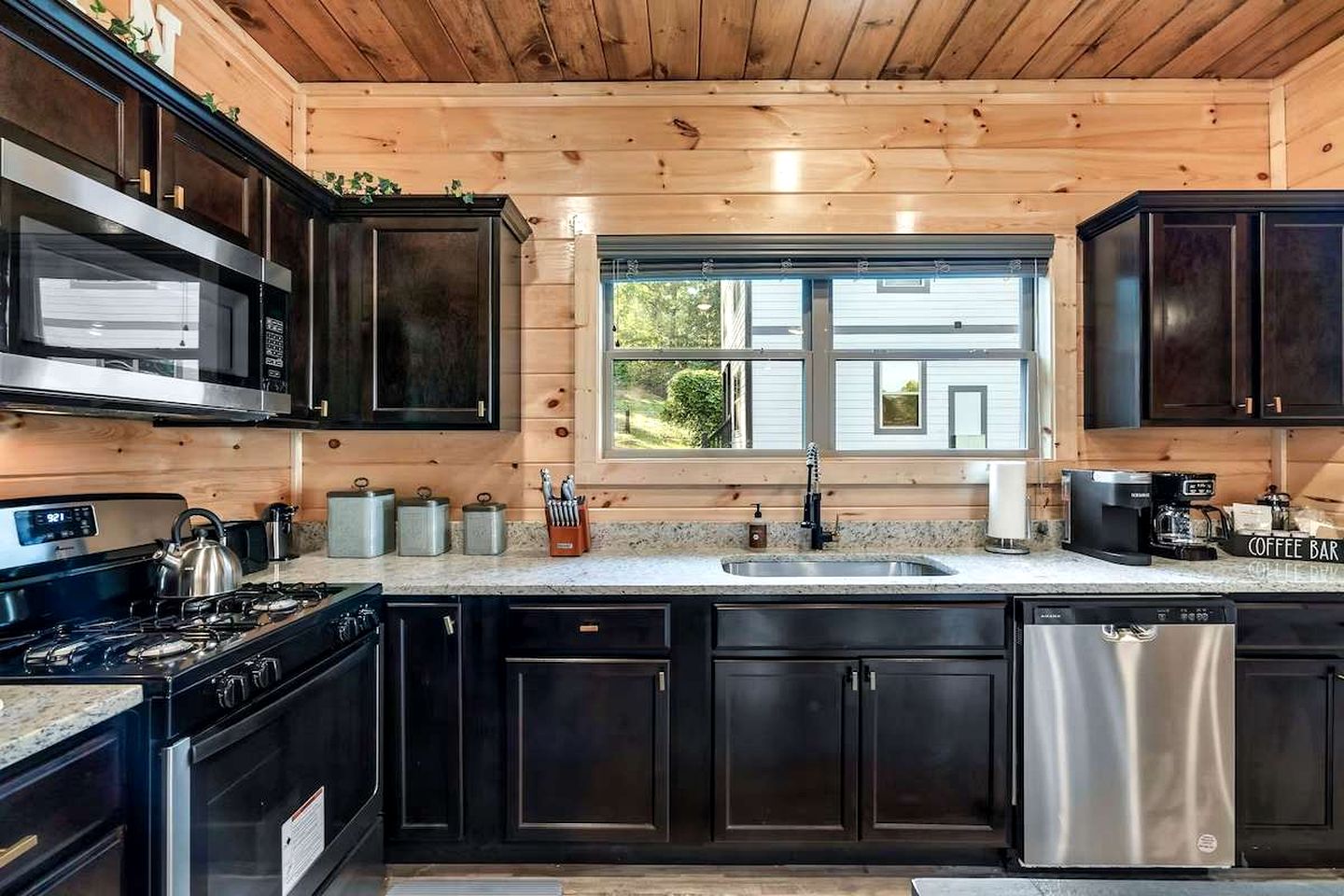 Modern Cabin Retreat with Hot Tub & Game Loft in Pigeon Force, Tennessee