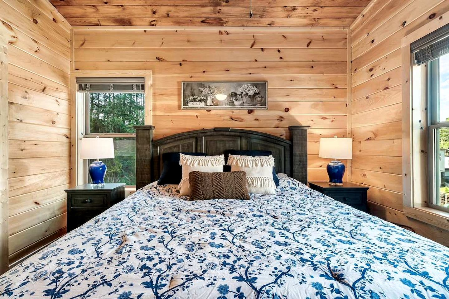 Modern Cabin Retreat with Hot Tub & Game Loft in Pigeon Force, Tennessee