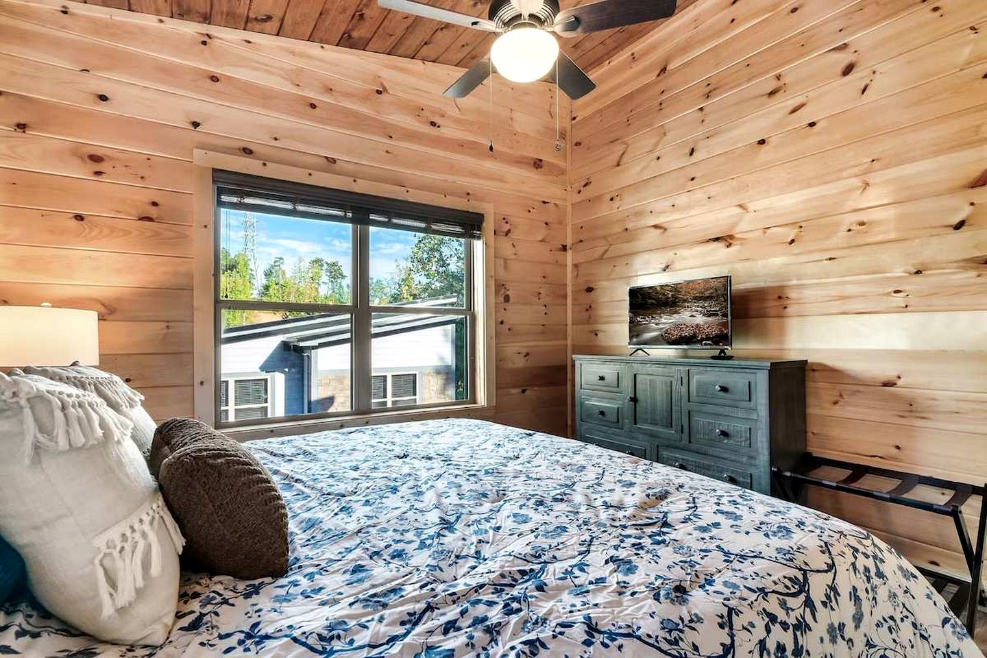 Modern Cabin Retreat with Hot Tub & Game Loft in Pigeon Force, Tennessee