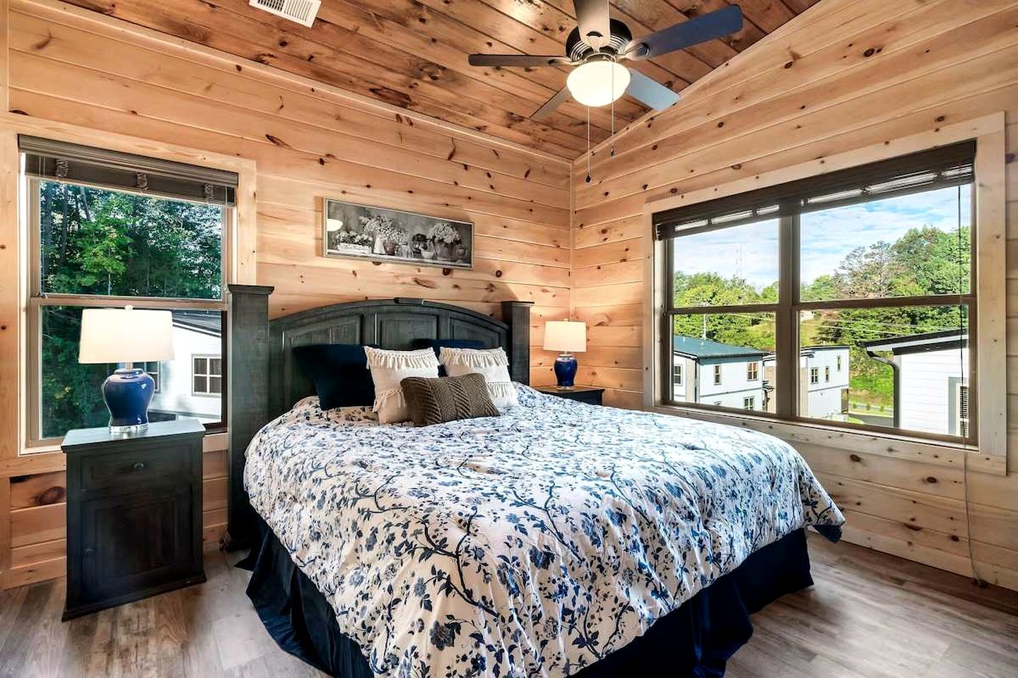 Modern Cabin Retreat with Hot Tub & Game Loft in Pigeon Force, Tennessee