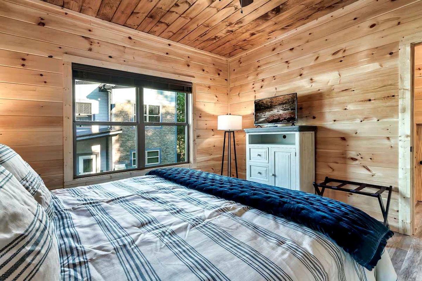 Modern Cabin Retreat with Hot Tub & Game Loft in Pigeon Force, Tennessee