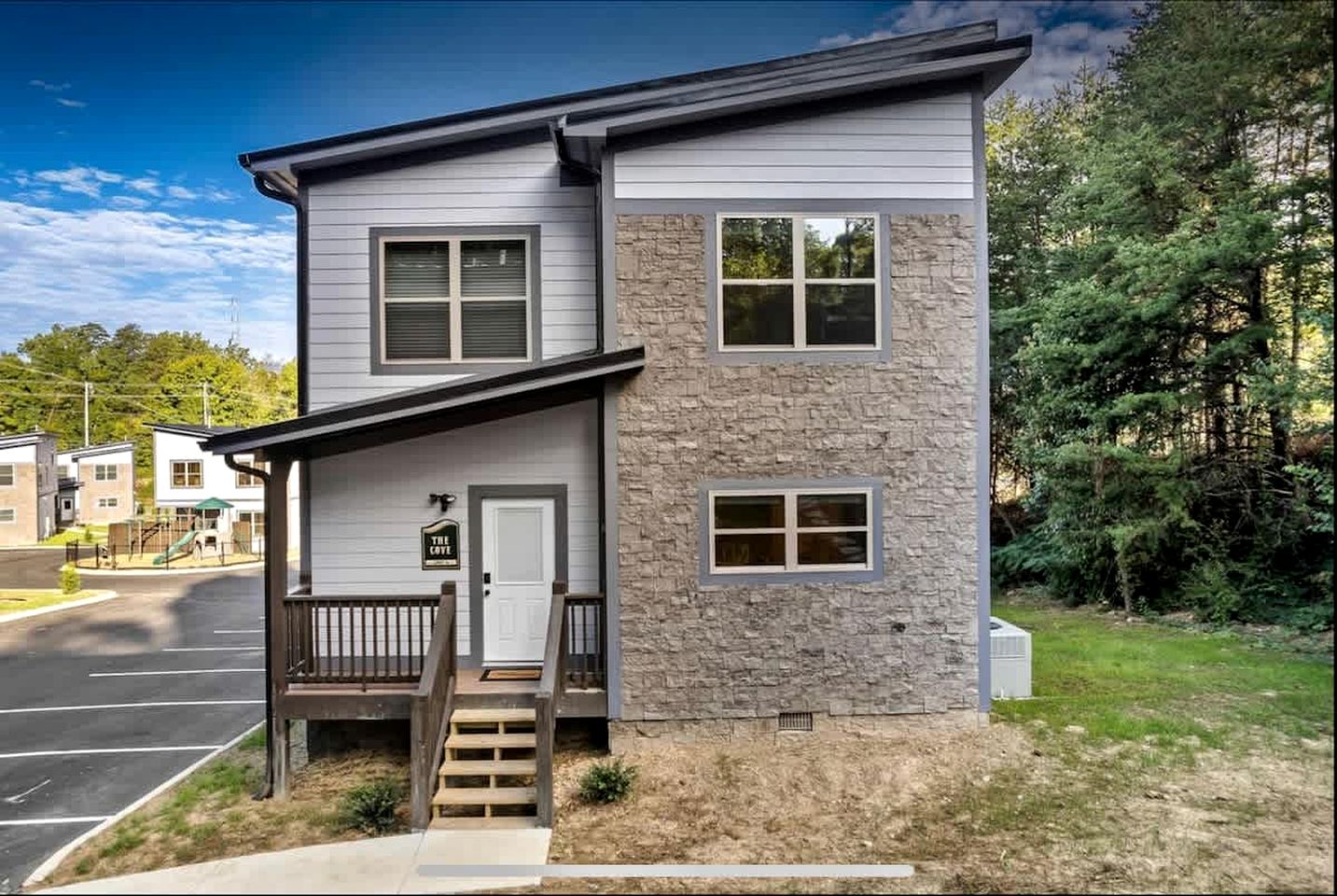 Modern Cabin Retreat with Hot Tub & Game Loft in Pigeon Force, Tennessee