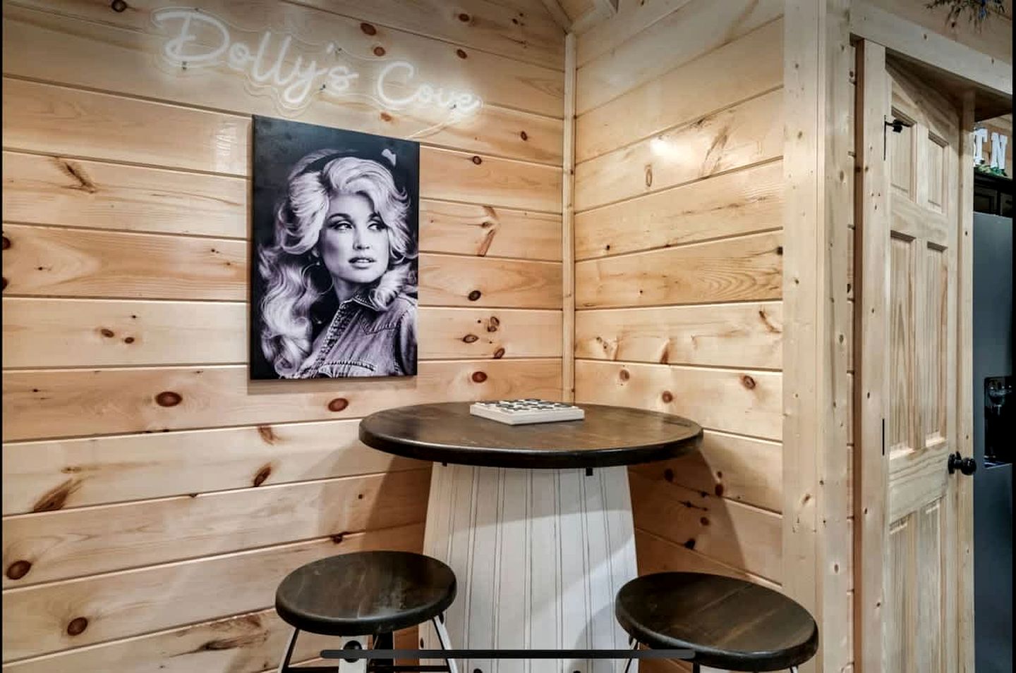 Modern Cabin Retreat with Hot Tub & Game Loft in Pigeon Force, Tennessee