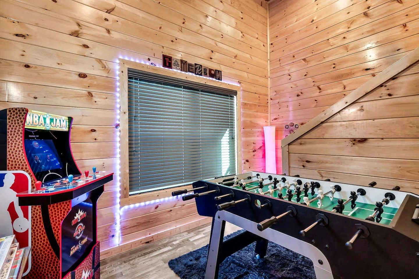 Modern Cabin Retreat with Hot Tub & Game Loft in Pigeon Force, Tennessee