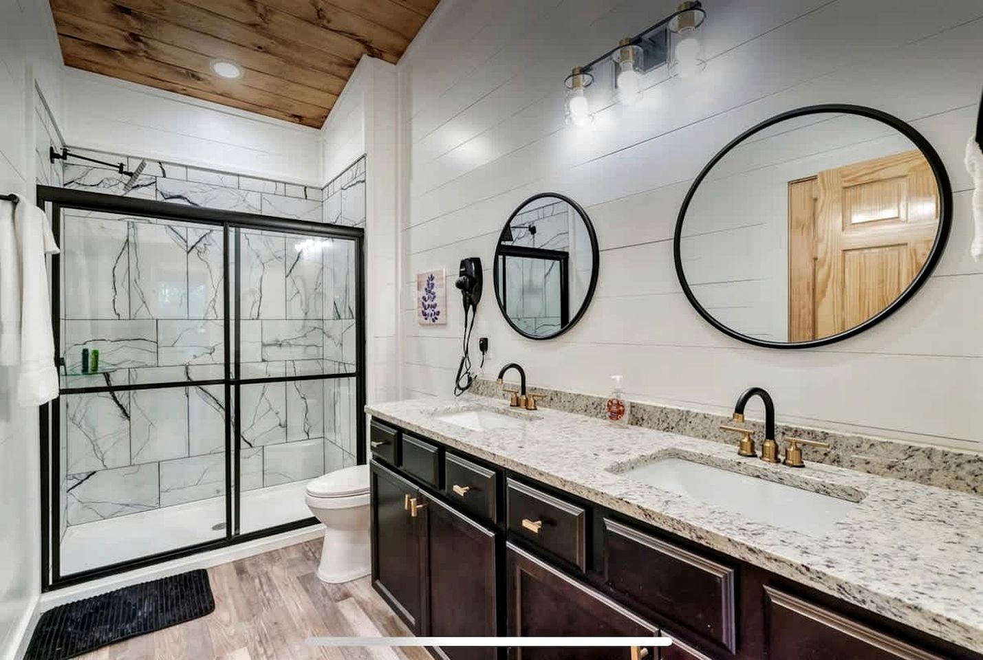 Modern Cabin Retreat with Hot Tub & Game Loft in Pigeon Force, Tennessee