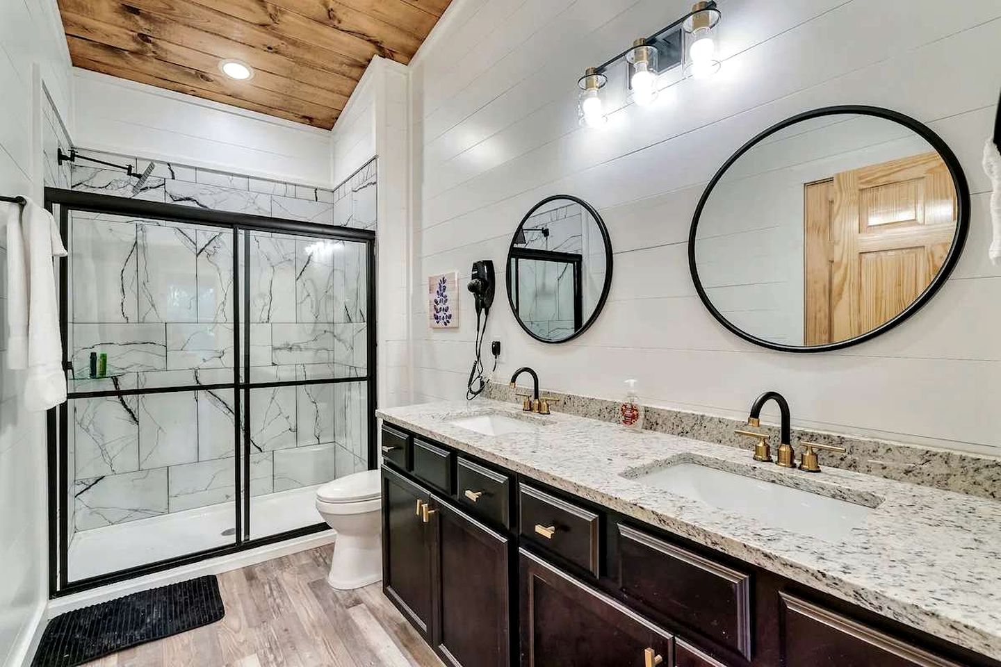 Modern Cabin Retreat with Hot Tub & Game Loft in Pigeon Force, Tennessee