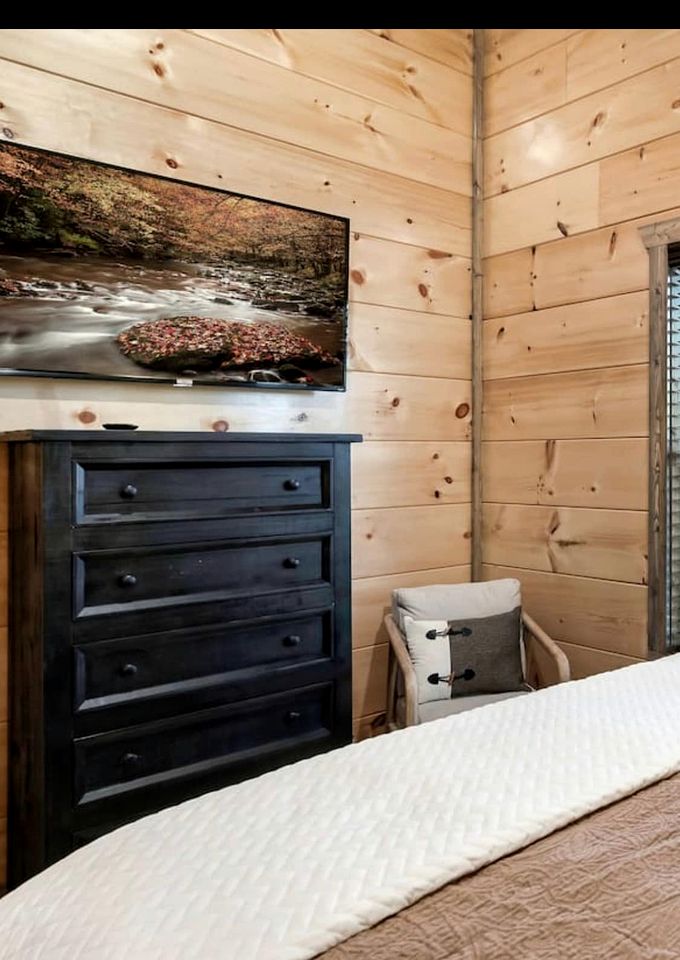 Modern Cabin Retreat with Hot Tub & Game Loft in Pigeon Force, Tennessee