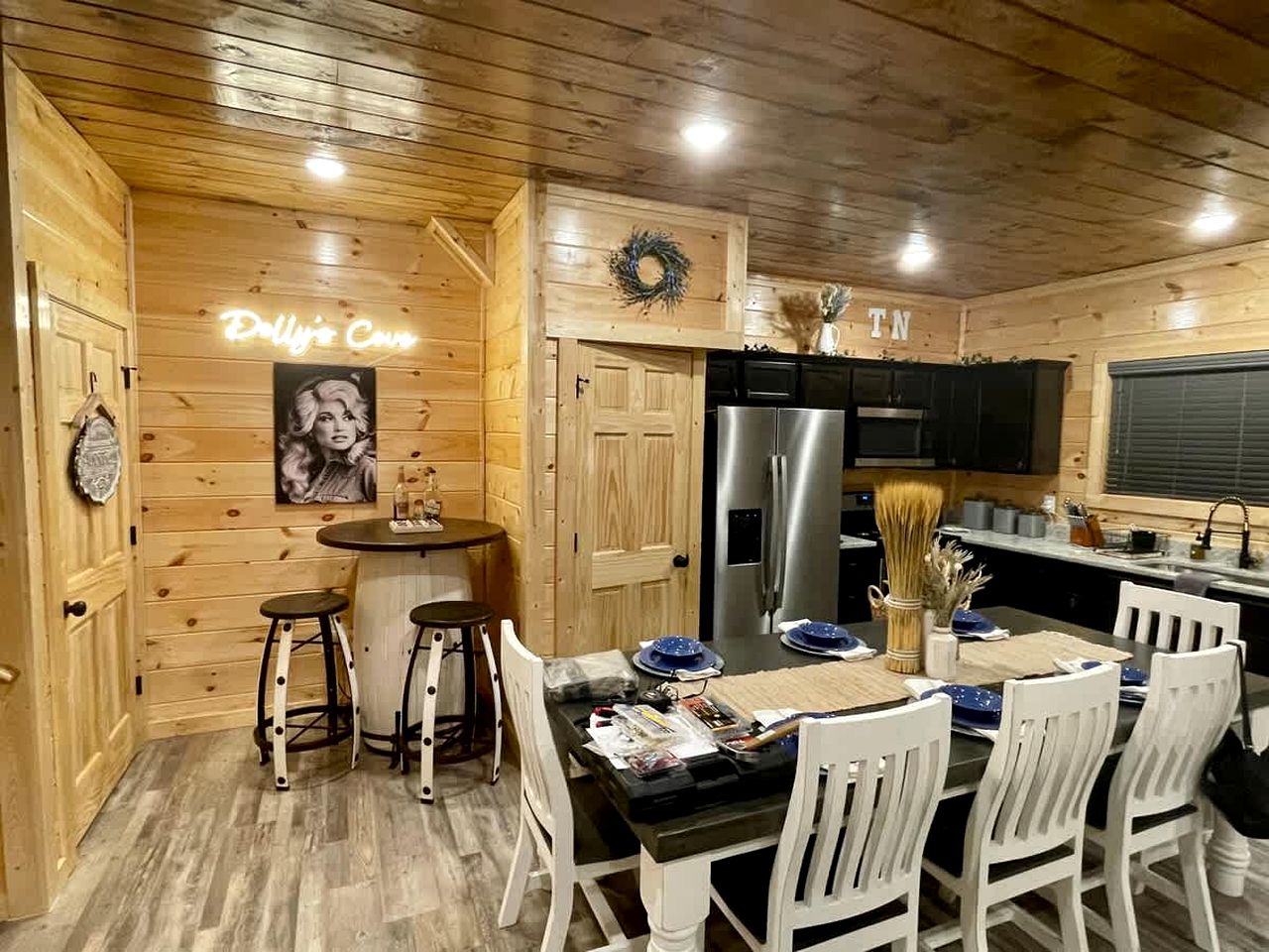 Modern Cabin Retreat with Hot Tub & Game Loft in Pigeon Force, Tennessee