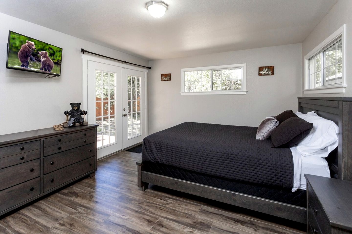 Charming Cottage with Foosball and Hot-tub in Big Bear Lake, California