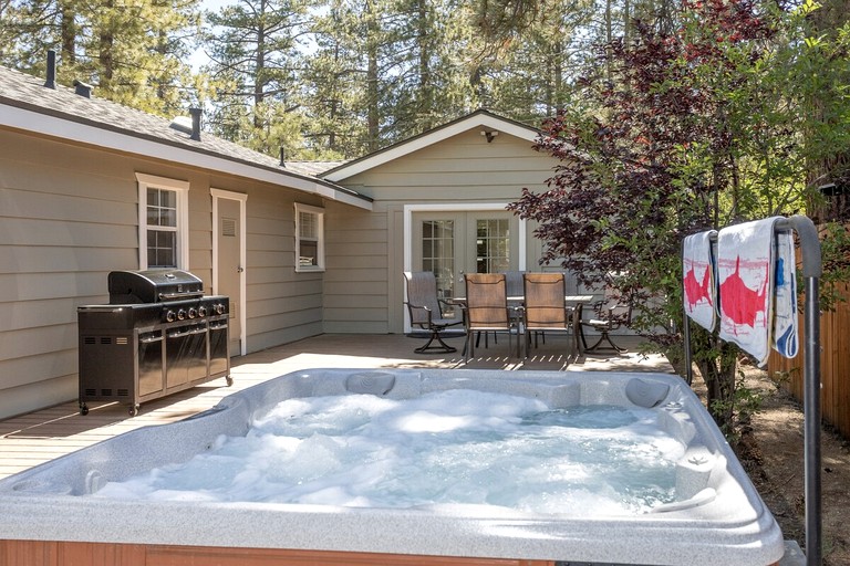 Charming Cottage with Foosball and Hot-tub in Big Bear Lake, California