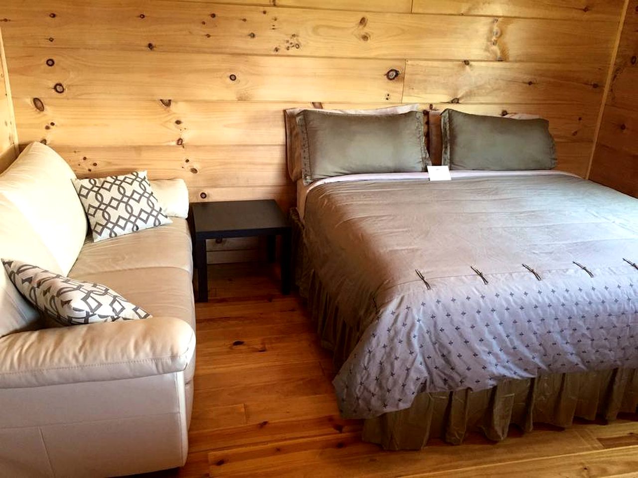 Modern and Romantic Cabin Rental for Couples near Cascade Falls, North Carolina