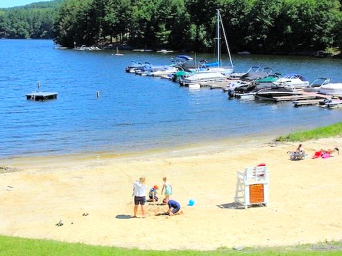 Poconos Mountains Vacation Big Bear Chalet, Cabins, Greentown, United