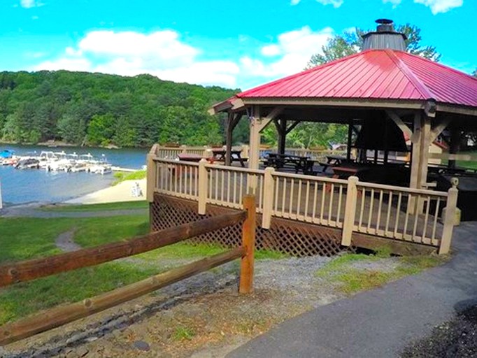 Poconos Mountains Vacation Big Bear Chalet, Cabins, Greentown, United