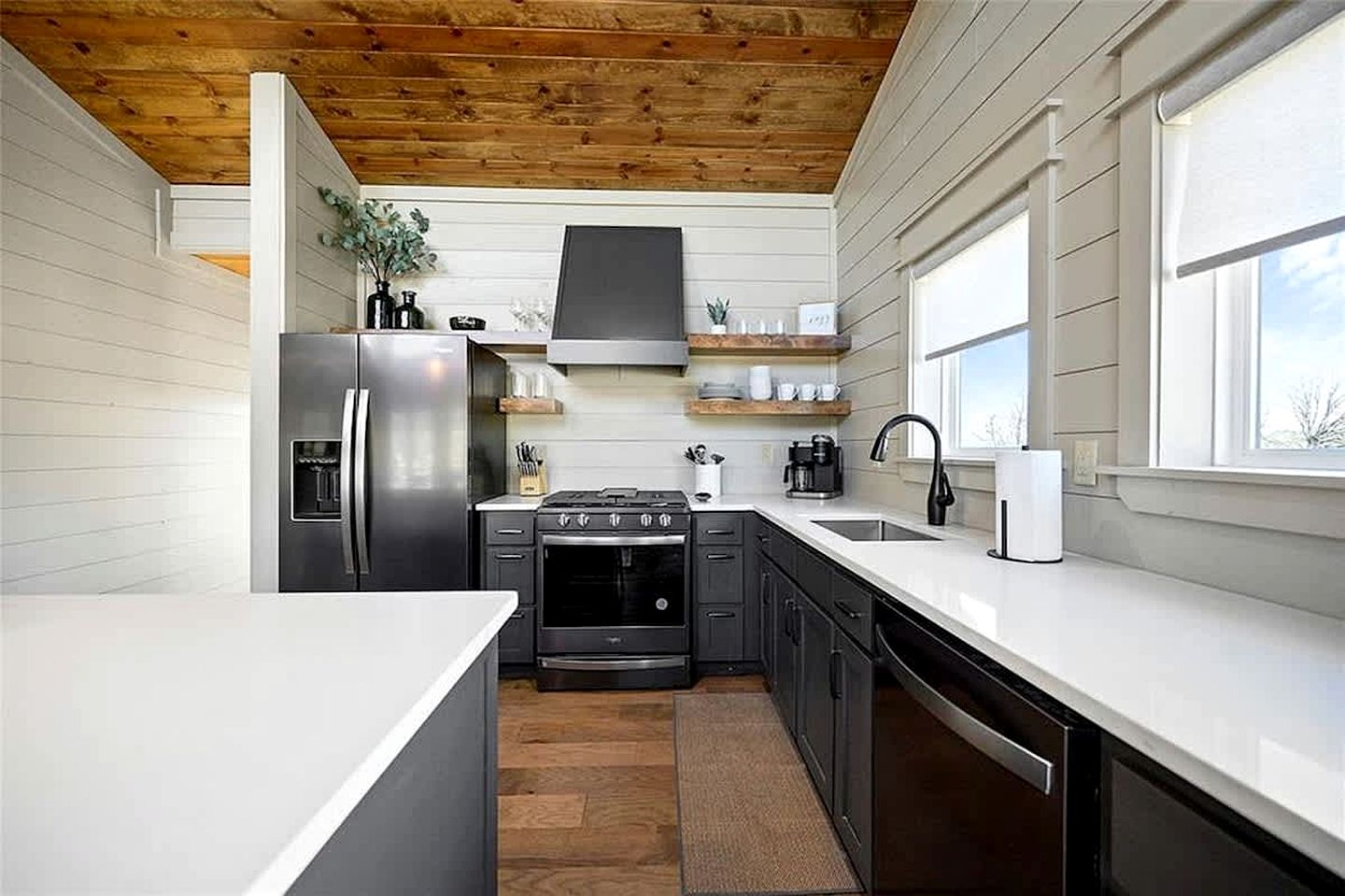 Modern Luxury Cabin with Game Room, Hot Tub & Fire Pit Near Beavers Bend, Broken Bow OK