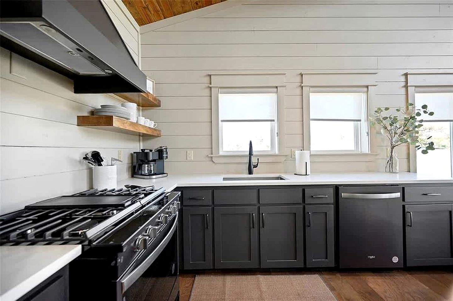 Modern Luxury Cabin with Game Room, Hot Tub & Fire Pit Near Beavers Bend, Broken Bow OK