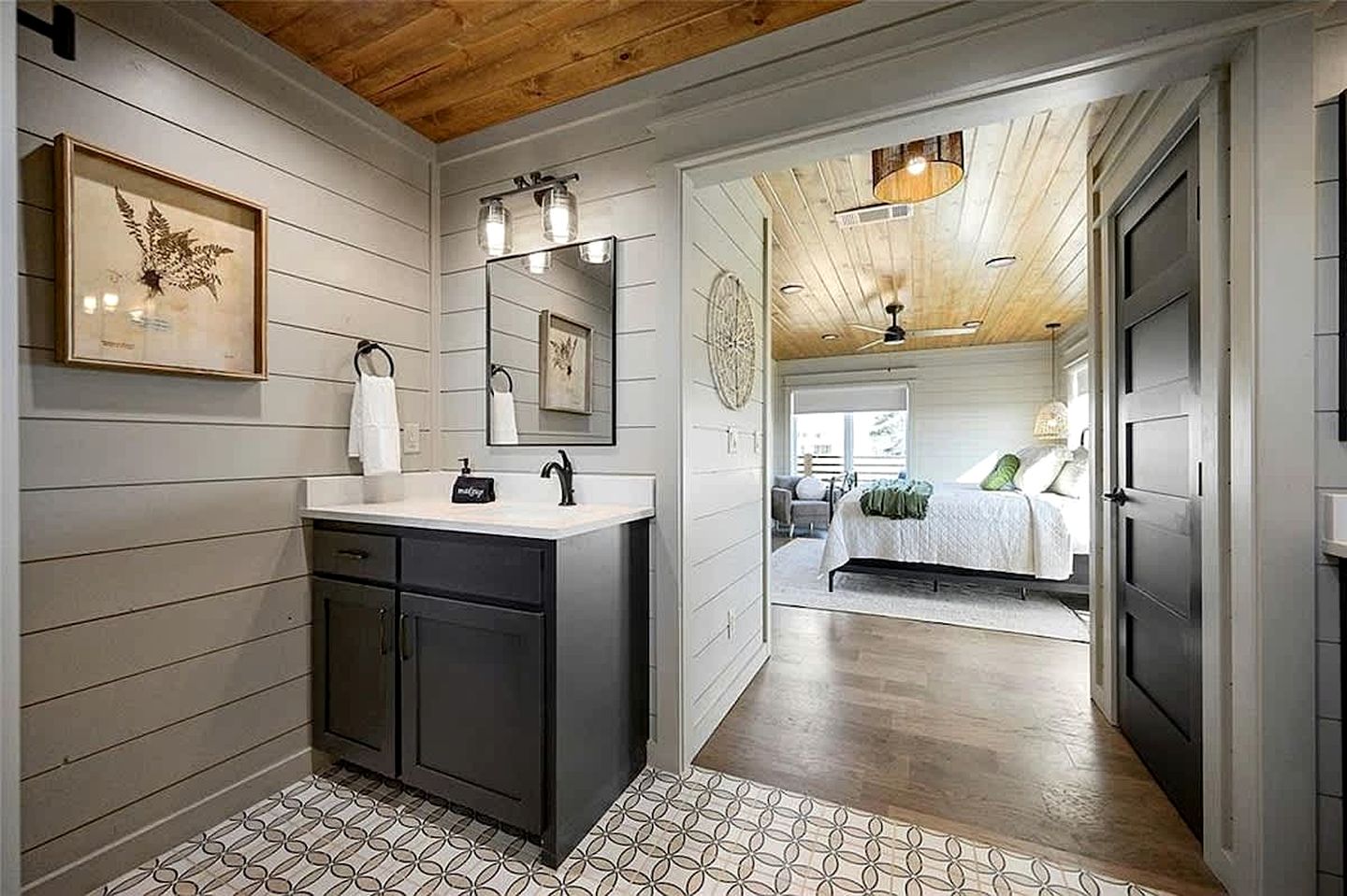 Modern Luxury Cabin with Game Room, Hot Tub & Fire Pit Near Beavers Bend, Broken Bow OK