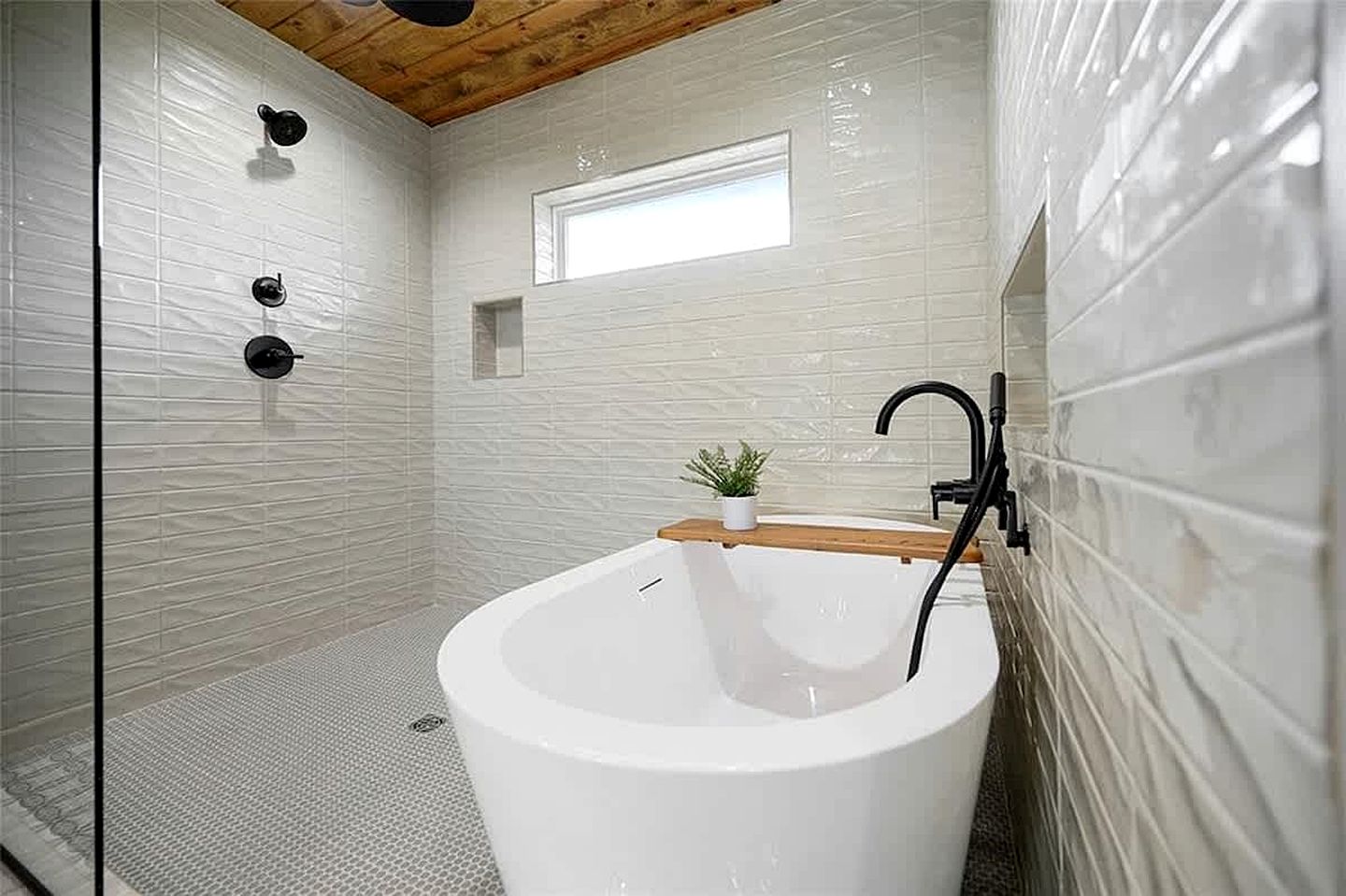 Modern Luxury Cabin with Game Room, Hot Tub & Fire Pit Near Beavers Bend, Broken Bow OK