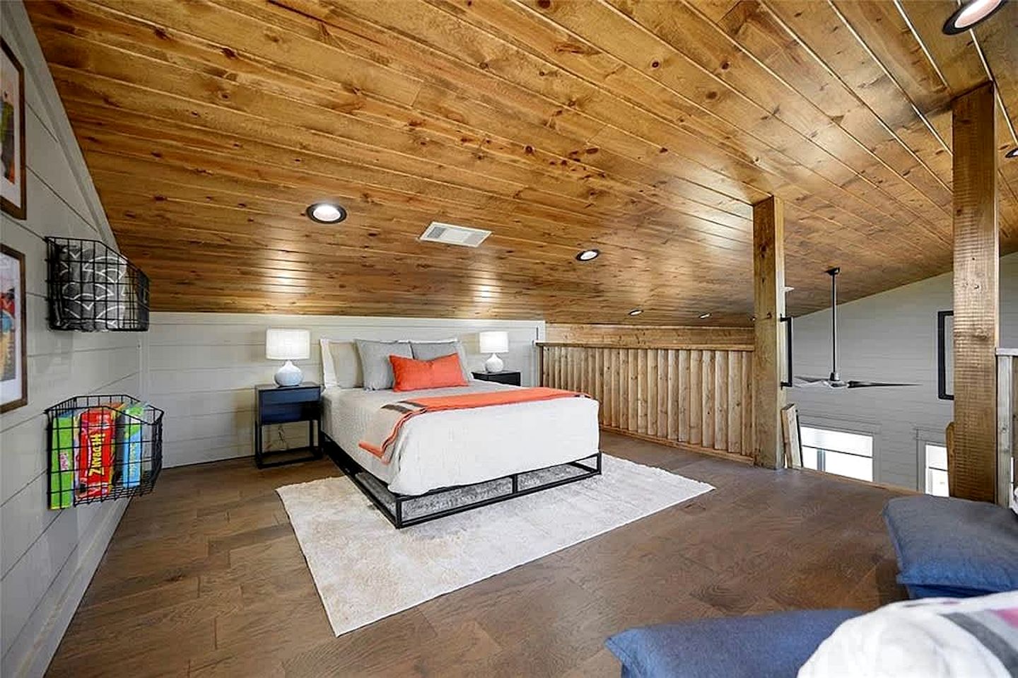 Modern Luxury Cabin with Game Room, Hot Tub & Fire Pit Near Beavers Bend, Broken Bow OK