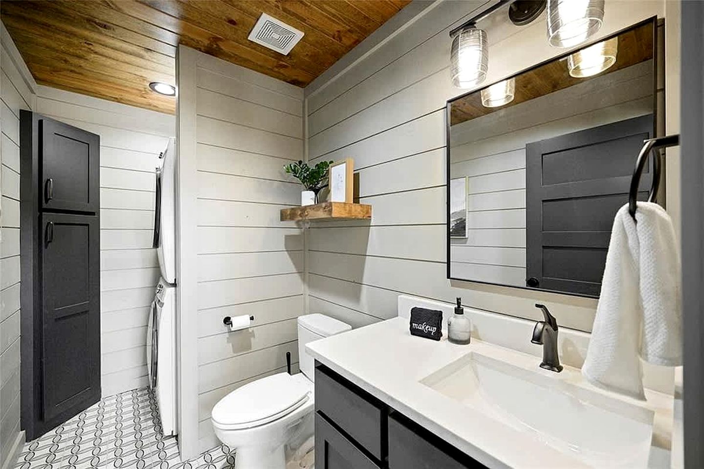 Modern Luxury Cabin with Game Room, Hot Tub & Fire Pit Near Beavers Bend, Broken Bow OK